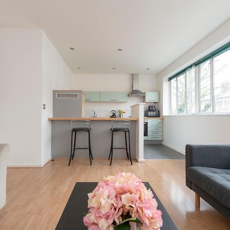 Modern Luxury Apartment By Bow Road Station Лондон Экстерьер фото
