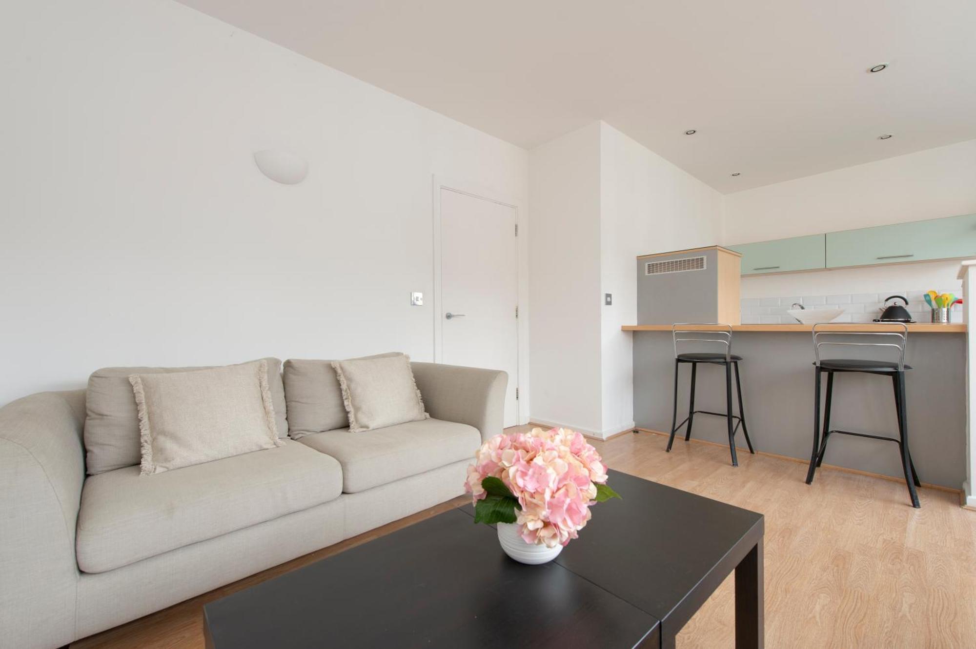 Modern Luxury Apartment By Bow Road Station Лондон Экстерьер фото